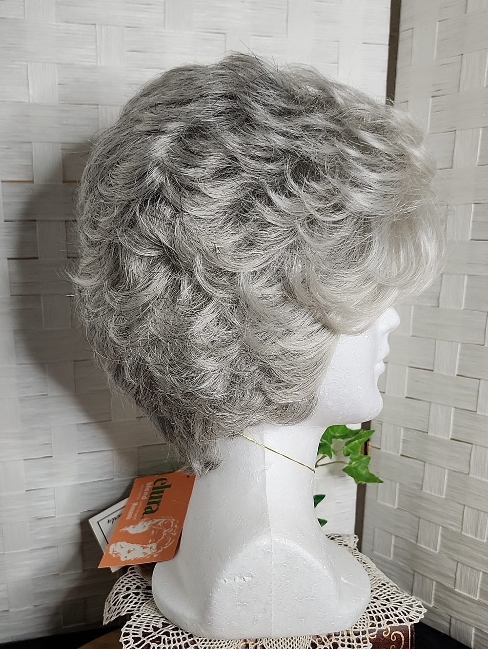 👉*NWT* LOVELY TONY OF BEVERLY "ESTEE" WIG ~ #60F56 ~SHORT W/ SOFT CURLS